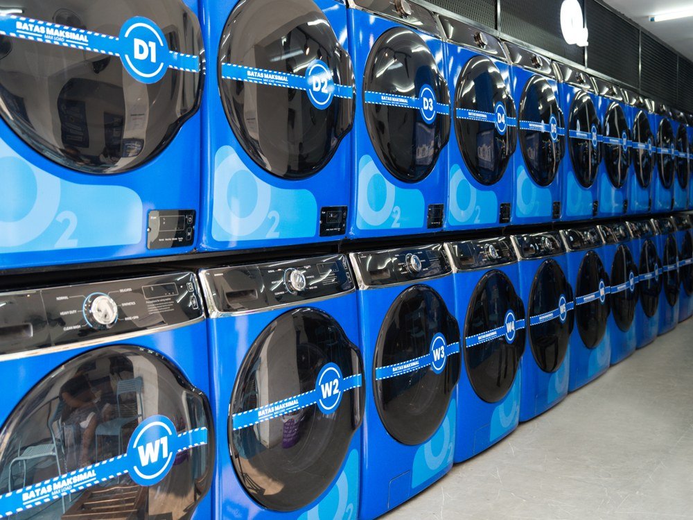 Deretan mesin cuci dan pengering O2 Laundry